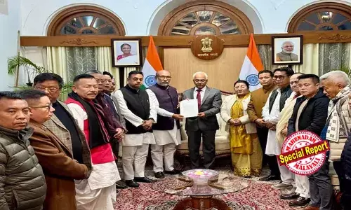 നേതൃമാറ്റം ആവശ്യപ്പെട്ട് 12 എം എല്‍ എമാരുടെ കലാപം; സ്ഥാനമൊഴിയണമെന്ന് കേന്ദ്രത്തിലെ ഒരുവിഭാഗം നേതാക്കളും; കോണ്‍ഗ്രസ് തിങ്കളാഴ്ച അവിശ്വാസ പ്രമേയം അവതരിപ്പിക്കാനിരിക്കെ കുക്കി എം എല്‍ എമാര്‍ പാര്‍ട്ടി വിപ്പ് ലംഘിക്കുമോയെന്ന് ആശങ്ക; വിമത കലാപം തണുപ്പിക്കാന്‍ മണിപ്പൂരില്‍ എന്‍ ബിരേന്‍ സിങ്ങിന്റെ രാജി; ഡല്‍ഹി വിജയത്തിന്റെ തിളക്കം കെടുത്താതിരിക്കാന്‍ ജാഗ്രതയോടെ കേന്ദ്ര നേതൃത്വവും