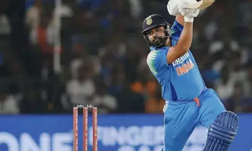 ആരാധകരെ മോഹിപ്പിച്ച ആ ഫ്‌ലിക് ഷോട്ടുകളും ഡൗണ്‍ ദ് ഗ്രൗണ്ട് ഷോട്ടുകളും വീണ്ടും;  കാലം കഴിഞ്ഞെന്ന് പറഞ്ഞവര്‍ക്ക് ബാറ്റുകൊണ്ട് മറുപടി;  കട്ടക്കില്‍ ഹിറ്റ്മാന്‍ ഷോ! തകര്‍പ്പന്‍ സെഞ്ചുറിയുമായി രോഹിത്; ഇംഗ്ലണ്ടിനെതിരെ  ഇന്ത്യ ജയത്തിലേക്ക്