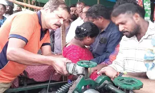 ജ്യൂസ് തയ്യാറാക്കുന്നതിനിടെ കരിമ്പിന്‍ ജ്യൂസ് യന്ത്രത്തില്‍ കൈ കുടുങ്ങി വീട്ടമ്മയുടെ കൈക്ക് പരിക്ക്: കൈ പുറത്തെടുത്തത് ഒരു മണിക്കൂറോളം നീണ്ട രക്ഷാപ്രവര്‍ത്തനത്തിന് ഒടുവില്‍