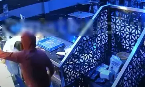 ആലപ്പുഴ ആര്‍ത്തുങ്കലില്‍ നാലംഗ ഗുണ്ടാസംഘം ബാര്‍ അടിച്ച് തകര്‍ത്തു; 20 ലിറ്ററിലധികം വിലകൂടിയ മദ്യം മോഷ്ടിച്ചു; മൂന്ന് പേര്‍ കസ്റ്റഡിയില്‍