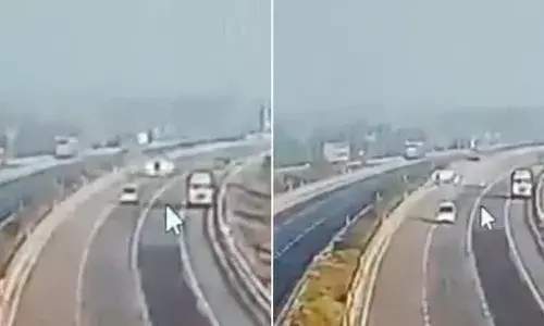 ഓടിക്കൊണ്ടിരുന്ന കാറിന്റെ ടയർ പൊട്ടി; നിയന്ത്രണം വിട്ട കാർ ഡിവൈഡറിൽ ഇടിച്ച് കരണം മറിഞ്ഞത് ആറ് തവണ; ഒഴിവായത് വൻ ദുരന്തം; വീഡിയോ കാണാം