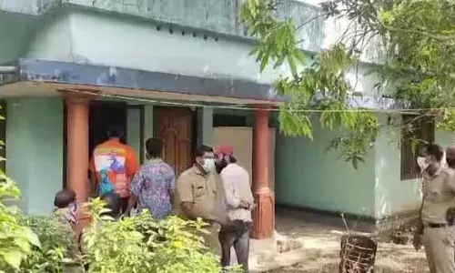 വടക്കന്‍ പറവൂരില്‍ മധ്യവയസ്‌കയെ മരിച്ച നിലയില്‍ കണ്ടെത്തി; മൃതദേഹം കണ്ടെത്തിയത് വീട്ടിലെ സോഫയില്‍ ഇരിക്കുന്ന നിലയില്‍;   മൃതദേഹത്തിന് ഒരാഴ്ച്ച പഴക്കം; അസ്വഭാവിക മരണത്തിന് കേസെടുത്ത് പോലീസ് അന്വേഷണം തുടങ്ങി