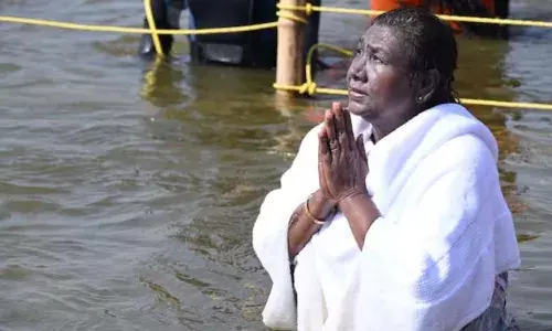 മഹാ കുംഭമേളയില്‍ പങ്കെടുത്ത് രാഷ്ട്രപതി; ത്രിവേണി സംഗമത്തില്‍ സ്നാനം നടത്തി