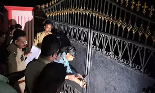 ഭാര്യയേയും മക്കളേയും പുറത്താക്കി ഭര്‍ത്താവ് വീടു പൂട്ടി പോയ സംഭവം; കോടതി ഉത്തരവ് പ്രകാരം പൂട്ടു പൊളിച്ച് മൂവരെയും അകത്തു കയറ്റി പോലിസ്: ഭര്‍ത്താവിനെതിരെ കേസെടുത്ത് വിഴിഞ്ഞം പോലിസ്