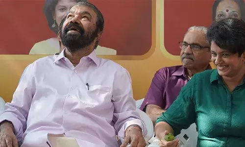 ഇനിയും മാങ്ങാ വീണാലോ! പ്രസംഗത്തിനിടെ കണ്ണിമാങ്ങ വീണത് തലയില്‍; താഴെ വീഴാതെ കൈയ്യില്‍ ഒതുക്കി; തൊട്ടടുത്തിരുന്ന നോര്‍ക്ക സെക്രട്ടറിക്ക് കൊടുത്തു; ചിത്രം വൈറല്‍