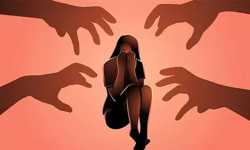 പെണ്‍കുട്ടിക്കൊപ്പമുണ്ടായിരുന്ന കൂട്ടുകാരികളെ പേടിപ്പിച്ച് നിര്‍ത്തി; വായ പൊത്തിപ്പിടിച്ച് തട്ടിക്കൊണ്ട് പോലത് 16 കാരന്‍; അഞ്ചാം ക്ലാസുകരിയെ പീഡിപ്പിച്ച കേസില്‍ അയല്‍വാസിയടക്കം രണ്ട് പേര്‍ പിടിയില്‍