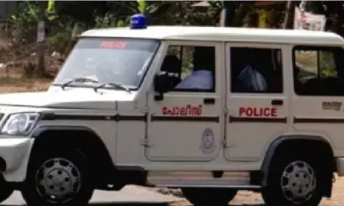 എതിർടീമുമായി ബന്ധം ഉണ്ടാക്കിയതിൽ വിരോധം; കൂട്ടുകാർ ചേർന്ന് യുവാവിനെ ബിയർ ബോട്ടിൽ കൊണ്ട് തല്ലിച്ചതച്ചു; മുളകുപൊടി മുറിവിൽ തേച്ച് ക്രൂരത; കരഞ്ഞ് നിലവിളിച്ച് യുവാവ്; അന്വേഷണം