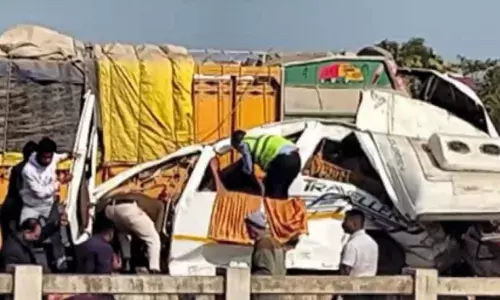 കുംഭമേളയില്‍ പങ്കെടുത്ത് മടങ്ങവേ ദുരന്തം; മിനി വാന്‍ ട്രക്കുമായി കൂട്ടിയിടിച്ച് വൻ അപകടം; 9 ആന്ധ്രാ സ്വദേശികൾക്ക് ദാരുണാന്ത്യം; കൂട്ടിയിടിയിൽ വാൻ ലോറിയുമായി ഞെരിഞ്ഞമർന്നു; ഭീതിപ്പെടുത്തുന്ന കാഴ്ച