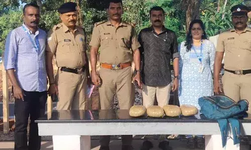 ട്രെയിനിന്റെ സീറ്റിനടിയില്‍ ഉപേക്ഷിക്കപ്പെട്ട ബാഗ്; തുറന്നു പരിശോധിച്ചപ്പോള്‍ നാലു കിലോ കഞ്ചാവ്; ചെന്നൈ-തിരുവനന്തപുരം സൂപ്പര്‍ഫാസ്റ്റ് ട്രെയിനില്‍ നിന്ന് കണ്ടെത്തിയത് എക്സൈസും ആര്‍പിഎഫും