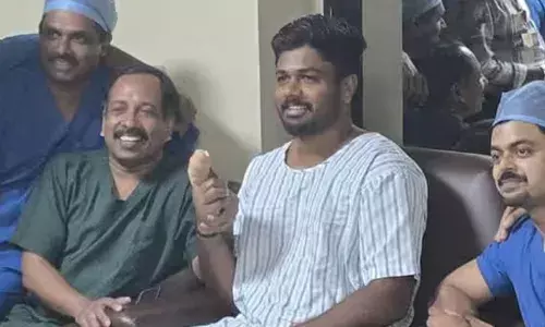 ആര്‍ച്ചറുടെ വേഗപന്ത് കൊണ്ട് കൈവിരലിനേറ്റ പരിക്ക് സാരമുള്ളത്;  ചൂണ്ടുവിരലില്‍ ബാന്‍ഡേജ് കെട്ടി ഡോക്ടര്‍മാര്‍ക്കൊപ്പമുള്ള സഞ്ജുവിന്റെ ചിത്രം പുറത്ത്;  ആറാഴ്ച്ച വിശ്രമം വേണ്ടിവന്നേക്കും; ഐപിഎല്ലില്‍ മലയാളി താരം കളിച്ചേക്കുമെന്ന പ്രതീക്ഷയില്‍ ആരാധകര്‍