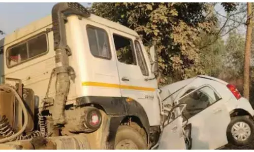 പിഞ്ചുകുഞ്ഞിന്റെ ചികിത്സയ്ക്കായി യാത്ര ചെയ്യവേ ദാരുണ അപകടം; കാർ ട്രക്കിലേക്ക് ഇടിച്ചുകയറി;സൈനികനും നാല് കുടുംബാംഗങ്ങൾക്കും ദാരുണാന്ത്യം; ഒരാൾ രക്ഷപ്പെട്ടു