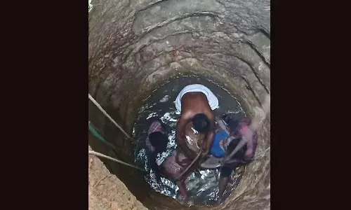 കിണറ്റിലെ വെള്ളത്തിന്റെ അളവ് അറിയാന്‍ കസേര ഇട്ട് പാതകത്തില്‍ നിന്ന് നോക്കി; കാല്‍തെന്നി കിണറ്റില്‍ വീണ് 92 കാരി; നാട്ടുകാര്‍ രക്ഷിച്ച് കോട്ടയം മെഡിക്കല്‍ കോളജിലാക്കി