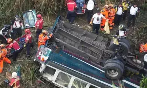 നിയന്ത്രണം തെറ്റിയ ബസ് കൊക്കയിലേക്ക് മറിഞ്ഞ് അപകടം; 31 പേർ മരിച്ചു; നിരവധിപേർക്ക് പരിക്ക്;നദിയിലെ അവശിഷ്ടങ്ങൾക്കിടയിലും മൃതദേഹങ്ങൾ; പണിപ്പെട്ട് രക്ഷാപ്രവർത്തകർ