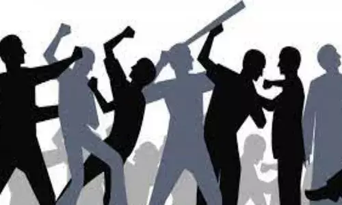 ഫുട്‌ബോള്‍ മത്സരത്തിന്റെ ഫൈനലിന് ശേഷം ആരാധകര്‍ തമ്മില്‍ കൂട്ടത്തല്ല്; രണ്ട് പേര്‍ക്ക് പരിക്ക്; സംഭവത്തിന്റെ തുടര്‍ച്ചയായി ഒരു സംഘം വീട് പെട്രോള്‍ ഒഴിച്ചു കത്തി; അന്വേഷണം ആരംഭിച്ച് പോലീസ്