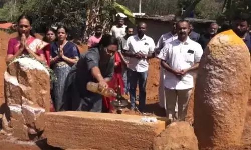 പാലാ ബിഷപ് ഹൗസിന്റെ സ്ഥലത്ത് കപ്പകൃഷിക്ക് നിലമൊരുക്കവേ ശിവലിംഗം കണ്ടെത്തിയെന്ന അവകാശവാദവുമായി ക്ഷേത്ര കമ്മിറ്റി;  പൂജയും പ്രാര്‍ഥനകളും നടത്തി വി.എച്ച്.പി നേതാക്കള്‍