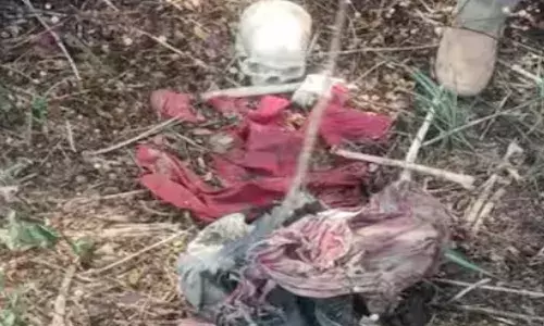 കാട് മൂടിയ പ്രദേശം വൃത്തിയാക്കിയപ്പോൾ കണ്ടത് ഞെട്ടിച്ചു; പുരുഷന്റെ അസ്ഥികൂടം; തലയോട്ടി അടക്കം കണ്ടെത്തി; ഒരുവർഷമെങ്കിലും പഴക്കമുണ്ടെന്ന് നി​ഗമനം; പോലീസ് അന്വേഷണം തുടങ്ങി