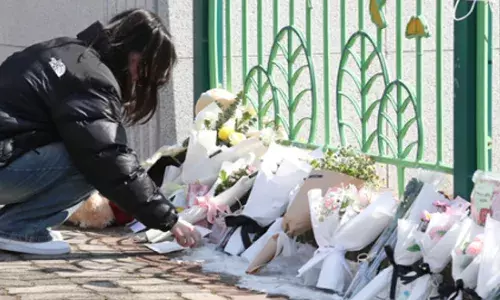 എട്ടു വയസുകാരിയെ അദ്ധ്യാപിക കുത്തികൊലപ്പെടുത്തി; കഴുത്തിലും കൈയിലും മാരക മുറിവുകൾ; കുട്ടിയെ കണ്ടെത്തിയത് സ്കൂളിലെ രണ്ടാം നിലയിൽ; ടീച്ചർക്ക് വിഷാദ രോഗമെന്ന് നിഗമനം