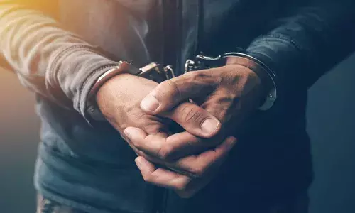 സാമ്പത്തിക ബുദ്ധിമുട്ടുകള്‍ മാറാന്‍ നരബലി വേണമെന്ന് ജ്യോതിഷി; ഹോട്ടല്‍ ജീവനക്കാരന്‍ 50കാരനെ കുത്തിക്കൊന്നു:  രണ്ടു പേര്‍ അറസ്റ്റില്‍