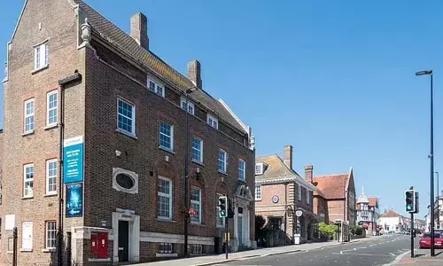 ഭര്‍ത്താവിന് പരസ്ത്രീ ബന്ധം: രണ്ട് മക്കള്‍ക്ക് വിഷം കൊടുത്ത് ആത്മഹത്യക്ക് ശ്രമിച്ച നഴ്സിന് 16 വര്‍ഷം തടവ്