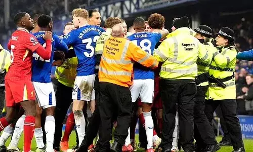 മേഴ്സിസൈഡ് ഡെര്‍ബി ഫൈനല്‍ അവസാനിച്ചത് കൂട്ടത്തല്ലില്‍;  ദ്യൂകോറിന്റെ ആഹ്‌ളാദ പ്രകടനം ജോണ്‍സിനെ പ്രകോപിപ്പിച്ചു