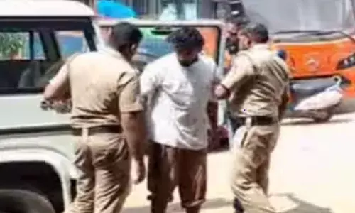 നാട്ടിലേക്കുള്ള ട്രെയിൻ യാത്രക്കിടെ പ്രവാസി മലയാളി മൂരാട് പുഴയിലേക്ക് എടുത്തുചാടി; പിന്നീട് സ്വയം നീന്തിക്കയറി; ആരോഗ്യനില തൃപ്തികരം; ചാടാനുള്ള കാരണം വ്യക്തമല്ല