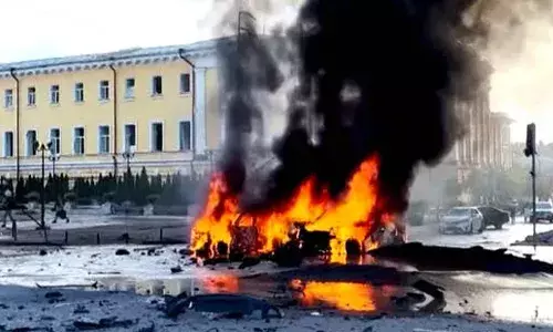 കീവിൽ വീണ്ടും മിസൈൽ ആക്രമണം; ഒരാൾ കൊല്ലപ്പെട്ടു; നാല് പേർക്ക് പരിക്ക്; വൻ പൊട്ടിത്തെറി ശബ്ദത്തിൽ ആളുകൾ കുതറിയോടി; പിന്നിൽ റഷ്യ തന്നെയെന്ന് അധികൃതർ