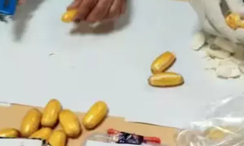 കൊക്കൈൻ ഹേയ് കൊക്കൈൻ..; ലോങ്ങ് യാത്ര കഴിഞ്ഞ് എയർപോർട്ടിൽ വന്നിറങ്ങി രണ്ട് സ്ത്രീകൾ; മുഖത്ത് പരുങ്ങൽ ഭാവം; പിടിച്ചുനിർത്തി പരിശോധിച്ച് കസ്റ്റംസ്; ശരീരത്തിൽ ഒളിപ്പിച്ച നിലയിൽ കോടികളുടെ കൊക്കൈൻ