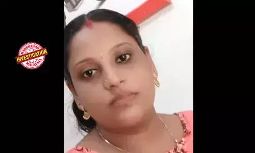 തിരിച്ചടവ് കിട്ടാതെ പോകില്ലെന്ന് പറഞ്ഞ് വീട്ടില്‍ കുത്തിയിരുന്ന് മൂന്ന് സ്വകാര്യ പണമിടപാട് സ്ഥാപനങ്ങളിലെ കളക്ഷന്‍ ഏജന്റുമാര്‍; കിടപ്പുമുറിയില്‍ കയറി വാതിലടച്ച് വീട്ടമ്മ; വാതില്‍ തകര്‍ത്ത് അകത്ത് കയറിയപ്പോള്‍ തൂങ്ങി മരിച്ച നിലയില്‍; ദുരന്തം കൊടുങ്ങല്ലൂരില്‍