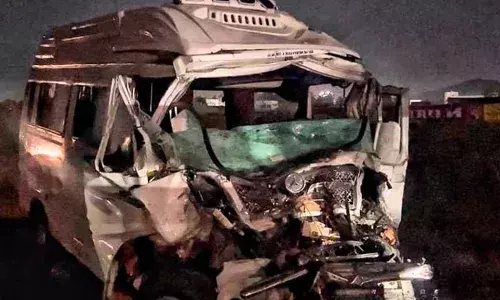 ശബരിമല തീര്‍ഥാടകരുടെ ടെമ്പോ ട്രാവലിര്‍ സ്വകാര്യ ബസില്‍ ഇടിച്ച് അപകടം; മൂന്ന് പേര്‍ മരിച്ചു; അഞ്ച് പേരുടെ നില അതീവഗുരുതരം