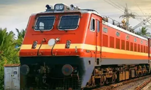 ട്രെയിനിന്റെ വാതിലിന് സമീപം ഇരിക്കുന്നതിനായി തര്‍ക്കം ഒടുവില്‍ അടിപിടിയില്‍ എത്തി; ഓടുന്ന ട്രെയിനിനിടെ ട്രാക്കിലേക്ക് തള്ളിയിട്ട് യുവാവ് മരിച്ചു; സംഭവത്തില്‍ രണ്ട് പേര്‍ പിടിയില്‍