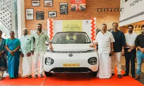 പി.ആര്‍. ശ്രീജേഷിന് എം.ജി. മോട്ടോഴ്‌സിന്റെ സ്‌നേഹ സമ്മാനം; വിന്‍ഡ്സര്‍ ഇ.വി സ്വീകരിച്ചത് കുടുംബത്തോടൊപ്പം എത്തി