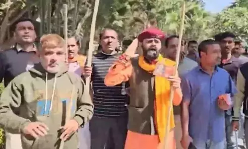 വീട്ടില്‍പോയി പുല്‍വാമയിലെ ഹീറോകളെ ഓര്‍ക്കൂ; വാലന്റൈന്‍സ് ദിനത്തില്‍ കമിതാക്കളെ വിരട്ടിയോടിച്ച് ബജ്റംഗ്ദളിന്റേയും ഭാരതീയ സൂഫി ഫൗണ്ടേഷന്റേയും പ്രവര്‍ത്തകര്‍