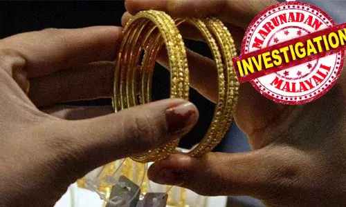 നാവികസേനയില്‍ ഉദ്യേഗസ്ഥനെന്ന് പറഞ്ഞ് പരിചയപ്പെട്ടു; നാവിക സേനാ ആശുപത്രിയില്‍ ചികിത്സ വാഗ്ദാനം ചെയ്തു; നേരത്തേ ചികിത്സിച്ച കേസ് ഹിസ്റ്ററിയും മറ്റ് ഡോക്ക്യൂമെന്ററിയും ആവശ്യപ്പെട്ട് വീട്ടിലെത്തി; വൃദ്ധ ദമ്പതികളെ ഗുളിക നല്‍കി മയക്കി കടത്തി ആറ് പവര്‍ സ്വര്‍ണം കവര്‍ന്ന് യുവാവ്; പോലീസ് അന്വേഷണം ആരംഭിച്ചു