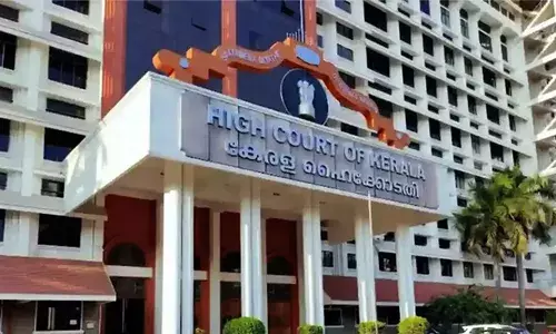 പോലീസിന്റെയും സി.ബി.ഐയുടെയും മാത്രമല്ല, ജഡ്ജിയുടെ പേരില്‍ തട്ടിപ്പ് നടത്തുന്ന കാലം; മഫ്തിയില്‍ പോകുന്ന പോലീസുകാര്‍ തിരിച്ചറിയല്‍ കാര്‍ഡ് കരുതണമെന്ന് ഹൈക്കോടതി; പോലീസിന് നേരെ കുരുമുളക് സ്‌പ്രേ ചെയ്ത കേസിലെ പ്രതിക്ക് ജാമ്യം