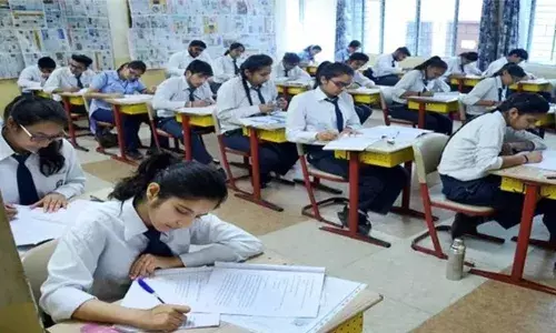 സിബിഎസ്ഇ പത്ത്, പ്ലസ് ടു വാര്‍ഷിക പരീക്ഷ ഇന്ന് മുതല്‍; എഴുതുന്നത് 42,00,237 വിദ്യാര്‍ഥികള്‍; ഇന്ത്യയില്‍ 7842 വിദേശത്ത് 26 പരീക്ഷാ കേന്ദ്രങ്ങളിലുമായി പരീക്ഷ നടക്കും; പത്താം ക്ലാസ് പരീക്ഷ അവസാനിക്കുന്ന മാര്‍ച്ച് 18ന്; പ്ലസ് ടു പരിക്ഷ ഏപ്രില്‍ നാലിനും