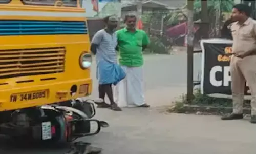 സ്കൂട്ടറും ലോറിയും നേർക്കുനേർ എത്തി കൂട്ടിയിടിച്ച് അപകടം; ദമ്പതികൾക്ക് ഗുരുതര പരിക്ക്; സ്കൂട്ടർ ലോറിക്കടിയിൽ കുടുങ്ങിയ നിലയിൽ; രക്ഷപ്പെട്ടത് തലനാരിഴയ്ക്ക്; ആശുപത്രിയിൽ പ്രവേശിപ്പിച്ചു