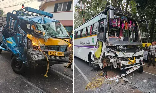 അമിത വേഗതയില്‍ വന്ന പിക്കപ്പ് വാന്‍ ടൂറിസ്റ്റ് ബസിലേക്ക് പാഞ്ഞു കയറി ഡ്രൈവര്‍ മരിച്ചു; അപകടം ആറന്മുള കച്ചേരിപ്പടിയില്‍