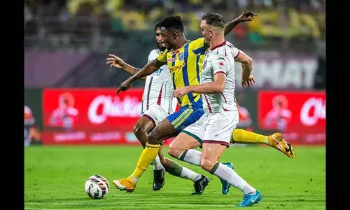 സ്വന്തം കോട്ടയില്‍ ബ്ലാസ്റ്റേഴ്സിന് നാണം കെട്ട തോല്‍വി; മോഹന്‍ ബഗാനോട് അടിയറവ് പറഞ്ഞത് എതിരില്ലാത്ത മൂന്നു ഗോളുകള്‍ക്ക്; തോല്‍വിയോടെ മഞ്ഞപ്പടയുടെ പ്ലേഓഫ് പ്രതീക്ഷകളും മങ്ങി; പട്ടികയില്‍ എട്ടാം സ്ഥാനത്ത്