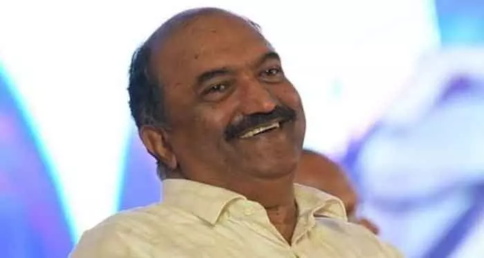 ശശി തരൂര് പറഞ്ഞത് കേരളത്തില് എല്ലാവരും അംഗീകരിക്കുന്നതാണെന്ന് ധനമന്ത്രി; ഫാക്ടാണ് പറഞ്ഞത്; കേന്ദ്രത്തിന്റെ സാമ്പത്തിക ഉപരോധം അടക്കം നേരിടുമ്പോഴാണ് ഇതെന്നും മന്ത്രി ബാലഗോപാല് ശശി തരൂര് പറഞ്ഞത് കേരളത്തില് എല്ലാവരും അംഗീകരിക്കുന്നതാണെന്ന് ധനമന്ത്രി; ഫാക്ടാണ് പറഞ്ഞത്; കേന്ദ്രത്തിന്റെ സാമ്പത്തിക ഉപരോധം അടക്കം നേരിടുമ്പോഴാണ് ഇതെന്നും മന്ത്രി ബാലഗോപാല്