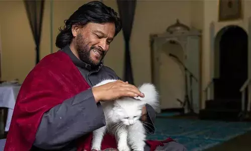 ലോകത്തില്‍ ആദ്യമായി പരസ്യമായി സ്വവര്‍ഗാനുരാഗിയാണെന്ന് പ്രഖ്യാപിച്ച വ്യക്തി; ഇസ്‌ളാമില്‍ സ്വവര്‍ഗാനുരാഗം അംഗീകരിക്കപ്പെടേണ്ടതിന്റെ ആവശ്യത്തിനായി ജീവിതകാലം മുഴുവന്‍ പ്രവര്‍ത്തിച്ചയാള്‍; ഇസ്‌ളാമിക പണ്ഡിതനും എല്‍ജിബിടിക്യൂ+ പ്രവര്‍ത്തകനുമായിരുന്ന മുഹ്‌സിന്‍ ഹെന്‍ഡ്രിക്‌സ് വെടിയേറ്റ് കൊല്ലപ്പെട്ടു