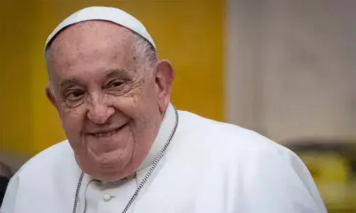 പനി കുറഞ്ഞു, ശ്വാസ തടസ്സവും നീങ്ങി; ഫ്രാന്‍സിസ് മാര്‍പാപ്പയുടെ ആരോഗ്യ നിലയില്‍ പുരോഗതി; കാല്‍മുട്ട്, ഇടുപ്പ് വേദന, വന്‍കുടല്‍ വീക്കം തുടങ്ങിയ ആരോഗ്യപ്രശ്നങ്ങള്‍ക്കും ചികിത്സയില്‍