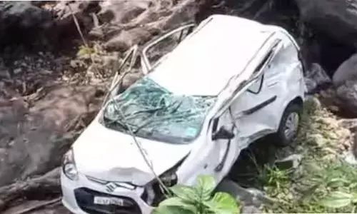 നിയന്ത്രണം തെറ്റിയെത്തിയ കാര്‍ പുഴയിലേക്ക് തല കീഴായി മറിഞ്ഞു; യാത്രക്കാരിക്ക് പരിക്ക്; ആശുപത്രിയിൽ പ്രവേശിപ്പിച്ചു; സംഭവം താമരശ്ശേരിയിൽ