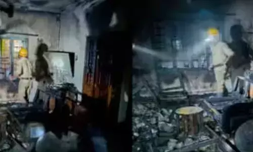 ചാർജ് ചെയ്യാൻവെച്ച മൊബൈൽ ഫോൺ പൊട്ടിത്തെറിച്ചു; ഇരുനില വീട് കത്തിനശിച്ചു; ലക്ഷങ്ങളുടെ നഷ്ടം; എയർ കണ്ടീഷർ ഓൺ ചെയ്തത് തീ വേഗത്തിൽ പടരാൻ കാരണമായി; വീട്ടുടമസ്ഥന് പരിക്ക്