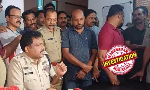 റിജോ ഏഴ് വര്‍ഷം ഗള്‍ഫില്‍ ജോലി ചെയ്ത പ്രവാസി; നാട്ടിലെത്തി വലിയ വീടുവെച്ചതും ആഢംബര ജീവിതവും കടക്കാരനാക്കി; കുവൈത്തില്‍ നഴ്‌സായ ഭാര്യ അയച്ച പണവും ധൂര്‍ത്തടിച്ചു; കവര്‍ച്ചക്കിടെ മൂന്ന് തവണ വസ്ത്രം മാറി, റിയര്‍വ്യ മിററും മാറ്റി; തുമ്പായി മാറിയത് ഷൂവിലെ കളര്‍; ആസൂത്രിത മോഷണം പൊളിച്ചത് ചാലക്കുടി പോലീസിന്റെ മിടുക്ക്