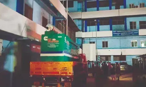 പാലക്കാട് വനിതാ-ശിശു ആശുപത്രിയില്‍ തീപിടിത്തം ഉണ്ടായത് രാത്രി പതിനൊന്നരയോടെ; തീവ്രപരിചരണത്തിലുണ്ടായിരുന്ന രണ്ടു നവജാതശിശുക്കളെ സ്വകാര്യ ആശുപത്രിയിലേക്കു മാറ്റി: അപകട കാരണം ഷോര്‍ട്ട് സര്‍ക്യൂട്ട്