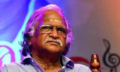 പണം മുടക്കുന്നവന്‍ മുതലാളിയും തൊഴില്‍ ചെയ്തു പ്രതിഫലം വാങ്ങുന്നയാള്‍ തൊഴിലാളിയുമാണ്; എന്നാല്‍ സിനിമയിലെ സ്ഥിതി തിരിച്ചാണ്; കോടികള്‍ കൊടുക്കണം, കാലും പിടിക്കണം; നായികയെയും സാങ്കേതികവിദഗ്ധരേയും തീരുമാനിക്കുന്നത് പോലും താരത്തിന്റെ ഇഷ്ടത്തിന്; ശ്രീകുമാരന്‍ തമ്പി