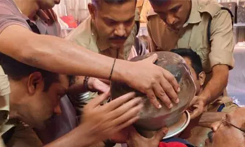 അടുക്കളയില്‍ കളിച്ചുകൊണ്ടിരിക്കെ വീട്ടുകാരുടെ ശ്രദ്ധ മാറി; രണ്ട് വയസുകാരന്റെ തലയില്‍ പാത്രം കുടുങ്ങി; മുറിച്ച്‌ മാറ്റി അഗ്നിരക്ഷാ സേനാംഗങ്ങള്‍