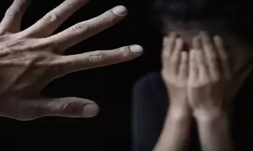 റെയില്‍വേ സ്റ്റേഷനില്‍ വനിതാ പൊലീസ് ഉദ്യോഗസ്ഥയെ പീഡിപ്പിക്കാന്‍ ശ്രമം; പ്രതിയെ പിടികൂടി യാത്രക്കാര്‍