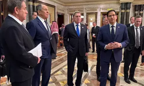 സെലന്‍സ്‌കിയെയും യൂറോപ്യന്‍ യൂണിയനെയും അടുപ്പിക്കാതെ അമേരിക്കയും റഷ്യയും തമ്മില്‍ യുദ്ധം അവസാനിപ്പിക്കാന്‍ ചര്‍ച്ച; ഉന്നതതല മധ്യസ്ഥ സംഘങ്ങളെ ചര്‍ച്ചയ്ക്കായി നിയോഗിക്കാന്‍ തീരുമാനിച്ചെന്ന് മാര്‍ക്കോ റൂബിയോയും ലാവ്‌റോവും; യുക്രെയിനിലെ റഷ്യന്‍ അധിനിവേശത്തിന് ശേഷം യുഎസ്-റഷ്യന്‍ ഔദ്യോഗിക ബന്ധം വിളക്കി ചേര്‍ത്ത് റിയാദിലെ യോഗം