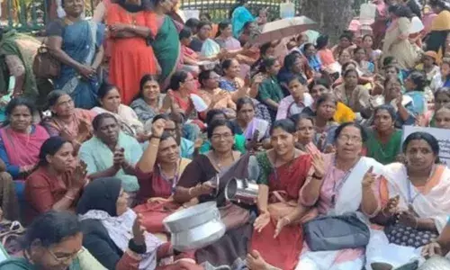 ആശാ വര്‍ക്കര്‍മാര്‍ക്ക് രണ്ടുമാസത്തെ വേതന കുടിശ്ശിക അനുവദിച്ചു; സെക്രട്ടേറിയറ്റിന് മുന്നിലെ സമരം അവസാനിപ്പിക്കില്ലെന്ന് സംഘടന